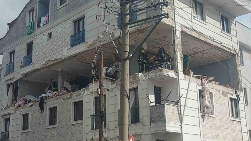 Kocaeli’nin Gebze ilçesinde doğal gaz patlaması: 7 yaralı, 3 bina ve 6 araç hasar gördü