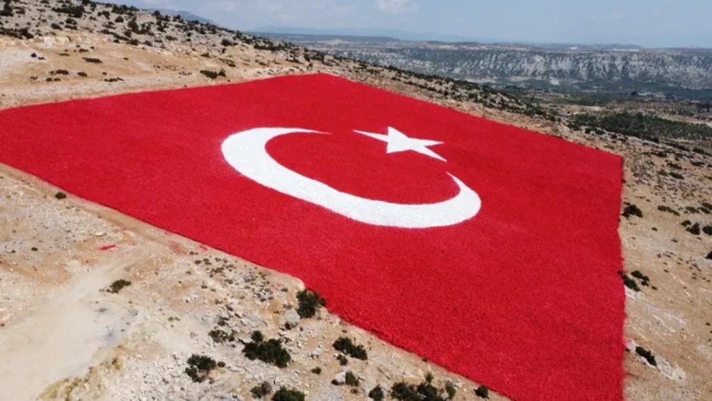 25 kadın usta en büyük Türk Bayrağını Zafer için boyadı