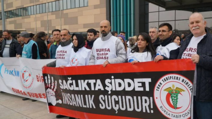 Bursa’da sağlık çalışanları ‘artık usandık’ dedi