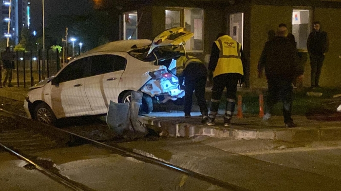 Hemzemin geçitte tren otomobile çarptı: 1 yaralı