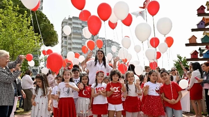 Antalya'dan kırmızı beyaz balonları gökyüzüne bırakıldı