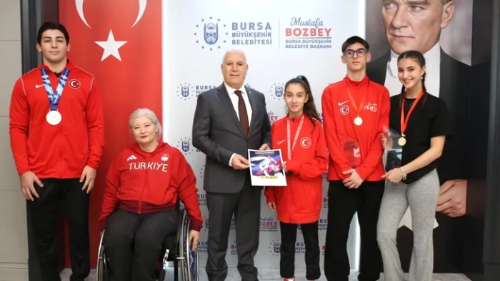 Bozbey Bursalı şampiyonları ağırladı