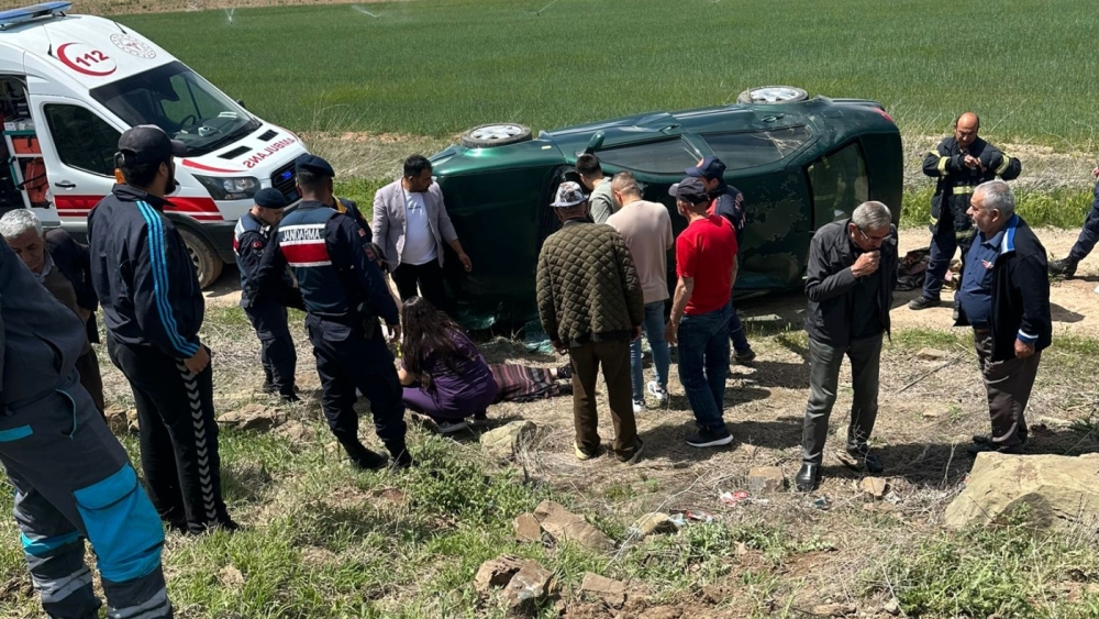 Kontrolünü kaybeden otomobil şarampole yuvarlandı