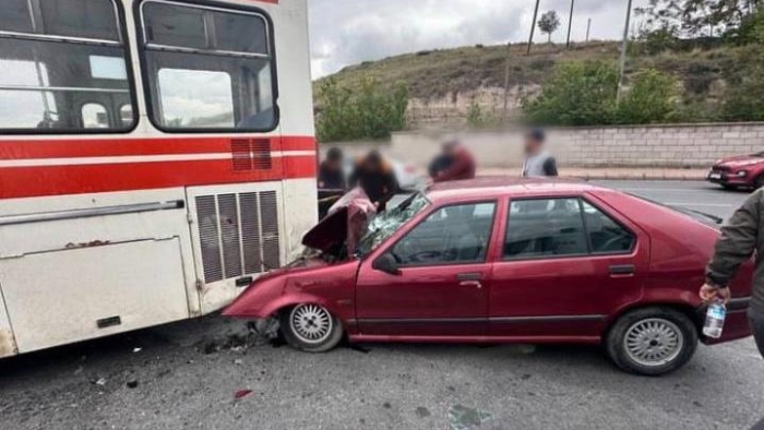 Halk otobüsü ile otomobil çarpıştı: 3 yaralı