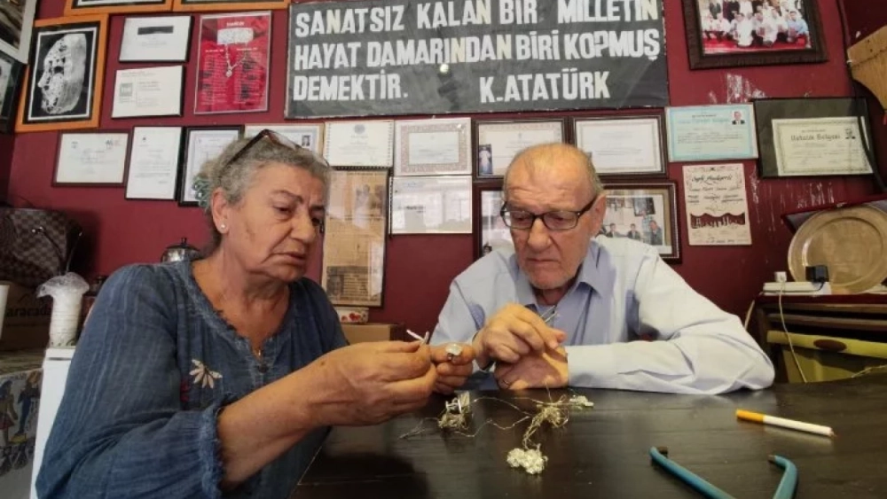 Eşi ile birlikte 70 yıldır telkariye hayat veriyorlar