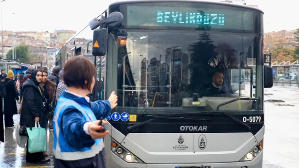 İETT'nin ilk kadın metrobüs amiri göreve başladı