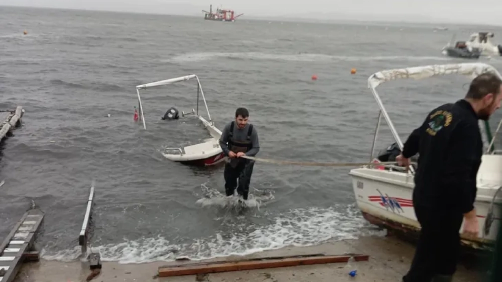 Kocaeli'de Batan Tekneler Kıyıya Çıkarıldı