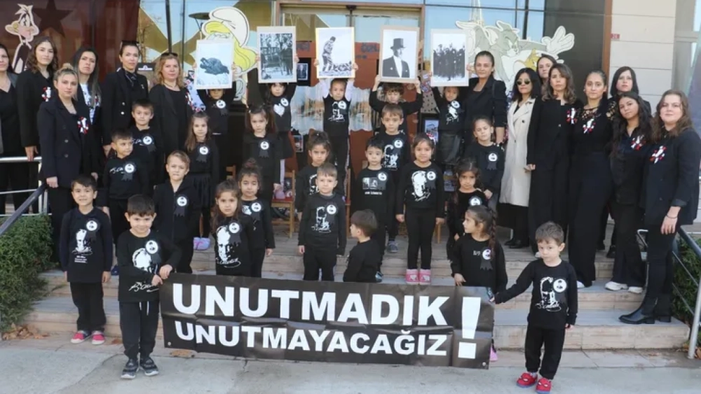 Manisa'da minikler Atatürk'ü andı