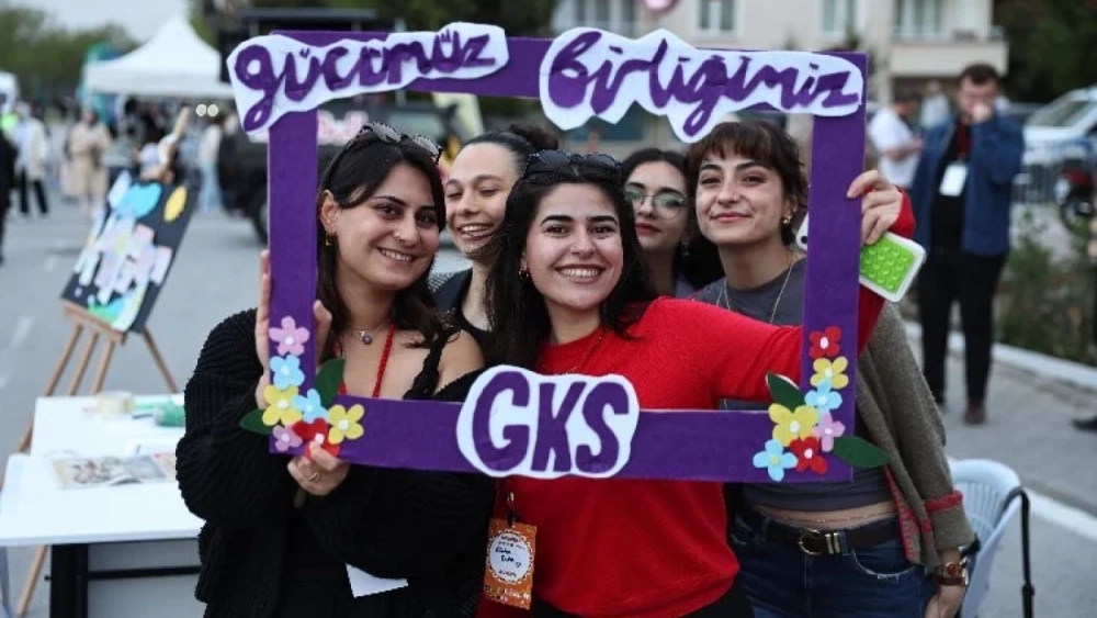 Üniversiteli gençler festivalde stres attı